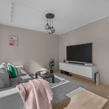 Moderne Med Sjoutsikt Naer Flyplass *