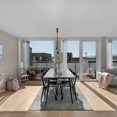 Moderne Med Sjoutsikt Naer Flyplass ترومسو