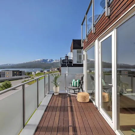 Moderne Med Sjoutsikt Naer Flyplass ترومسو