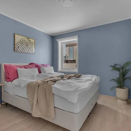 Moderne Med Sjoutsikt Naer Flyplass * ترومسو