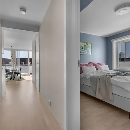 Moderne Med Sjoutsikt Naer Flyplass