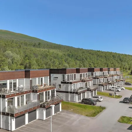 Moderne Med Sjoutsikt Naer Flyplass *